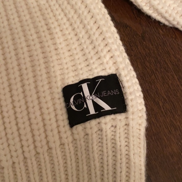 Calvin Klein knit sweater in a creamy white! Size women’s medium - Picture 2 of 5
